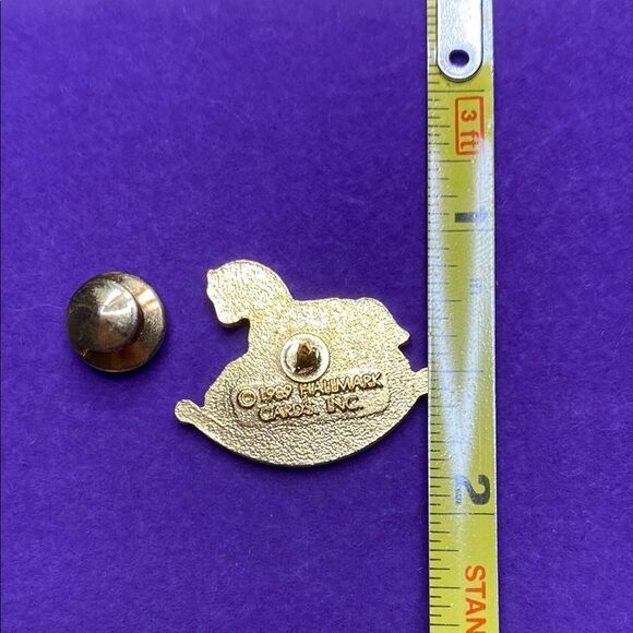 💛 Vintage 1989 Hallmark Cards Rocking Horse Christmas Enamel Pin - Picture 4 of 4